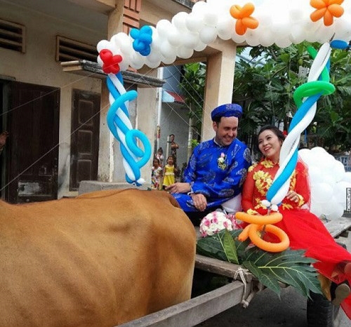 Mới đây tại thị xã La Gi tỉnh Bình Thuận, một chú rể người Thụy Điển đã trang trí hoa, bóng bay và chữ Hỉ lên xe bò và dùng nó để rước dâu khiến nhiều người không khỏi ngỡ ngàng. 
