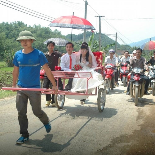Không lâu trước đó, vào tháng 6 năm nay, mạng xã hội cũng một phen nhốn nháo trước hình ảnh màn rước dâu trên chiếc xe tự chế do người kéo tại Lang Chánh, Thanh Hóa.