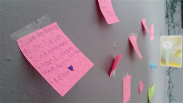 Những tin nhắn của người thân và bạn bè dán trong phòng cô gái sau khi cô qua đời.