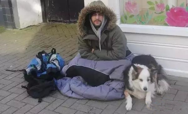 Hình ảnh Matthew Brinton và chú chó Hazel ngồi xin ăn bên đường.
