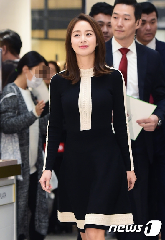 Kim Tae Hee khiến dân tình trung tâm mua sắm náo loạn vì quá đẹp