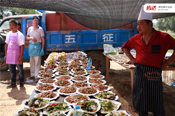 Nông thôn cũng có kiểu "ngông cuồng" của nông thôn khi làm đám cưới. Đây là một lễ cưới tại thành phố Ngọc Lâm, tỉnh Thiểm Tây, Trung Quốc hồi tháng 9/2016 vừa qua. Chỉ là đám cưới làng thôi, nhưng gia chủ vẫn mời đầu bếp nổi tiếng về nấu rất nhiều món ăn thịnh soạn mời khách.