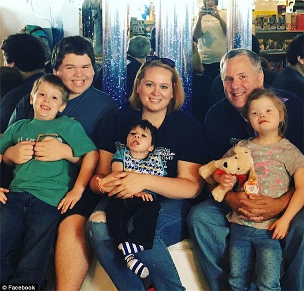 Priscilla ôm Ryan ngồi giữa, bên trái là hai con trai ruột, bên phải là chồng cô, David, cùng con gái nuôi McKenzie.