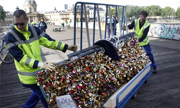Hàng ngàn ổ khóa bị tháo bỏ gây nên không ít tiếc nuối cho nhiều cặp đôi.