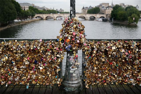 Tháo dỡ 65 tấn ổ khóa tình yêu ở Paris ... đem bán