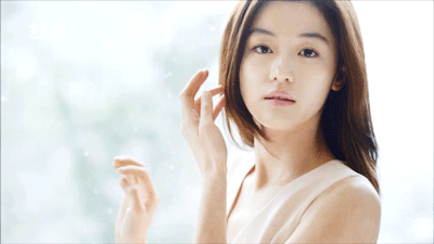 Jeon Ji Hyun luôn xinh đẹp trong quảng cáo và mỗi lần xuất hiện.