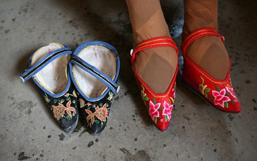 Đối với phụ nữ Trung Hoa, việc bó chân nhỏ đã từng là một tập tục truyền thống mà bất cứ người con gái phải thực hiện để có được "ba tấc sen vàng". Tuy nhiên, theo dòng chảy của lịch sử, tập tục bó chân này đã trở thành phong tục lạc hậu và gây nguy hiểm đến sức khỏe. 