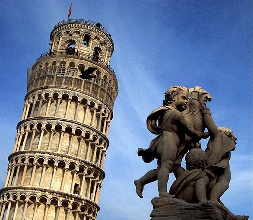 Có bao giờ bạn tự hỏi tại sao Tháp Pisa lại “nghiêng” được như vậy hay không?. Thật ra, ngọn tháp này nghiêng được như vậy là do…phần móng của nó bị lún. Những kĩ sư xây dựng công trình  đã nhận ra điều này khi họ thi công tầng 2 nhưng nhờ vào kĩ thuật cũng như cách sửa chữa tài tình, Pisa đã trở thành một trong những kì quan thế giới như hiện nay. 