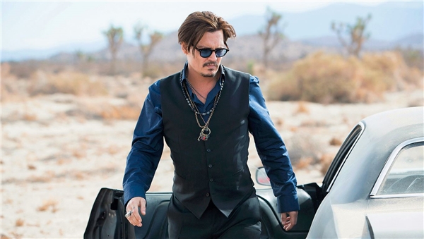 Johnny Depp cho thấy anh không chỉ "quái" trong phim mà còn cả ngoài đời. 