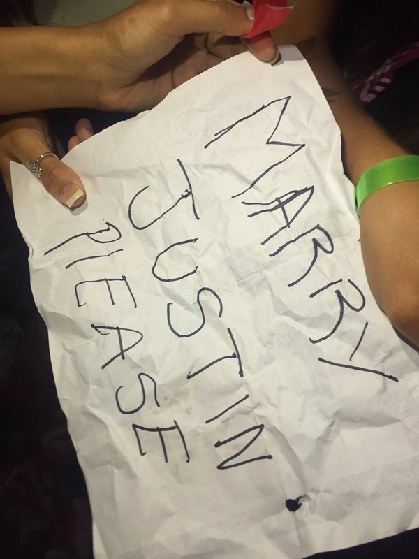 Cô nàng trông thấy một fan cầm một tấm poster có ghi dòng chữ “XIN HÃY CƯỚI JUSTIN”.