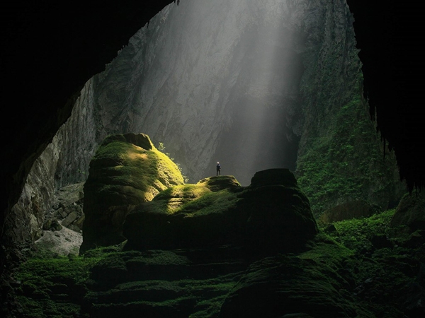 Hang Sơn Đoòng được biết đến là hang động lớn nhất thế giới ở Vườn Quốc gia Phong Nha - Kẻ Bàng, tỉnh Quảng Bình. Hang động này dài hơn 3 km, một số nơi cao hơn 180 m. Ở những nơi nóc hang bị sập, ánh sáng mặt trời có thể tràn vào giúp thảm thực vật phát triển mạnh mẽ. Ảnh: Matthias Hauser.