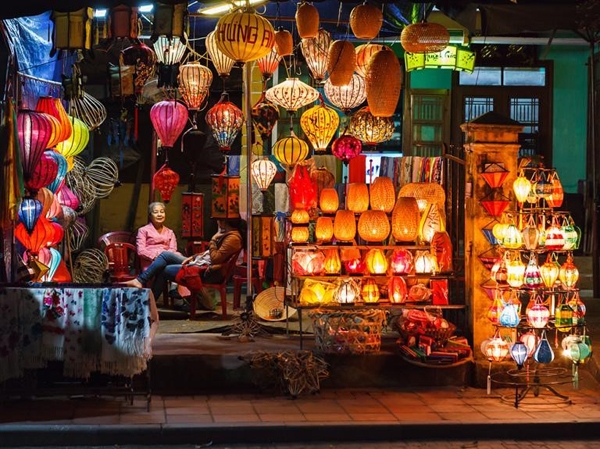 Hai phụ nữ ngồi tán gẫu trong một cửa hàng đèn lồng ở Hội An. Thành phố cổ này từng là thương cảng phồn thịnh ở Đông Nam Á từ thế kỷ 15 và được UNESCO công nhận là di sản thế giới. Theo tác giả của bức ảnh ngày 18/5 trên mục Your Shot, các đèn lồng đầy màu sắc có rất nhiều ở Khu Phố cổ, tạo thành cảnh đêm tuyệt đẹp khi đi dạo quanh đây. Ảnh: Martin Bagg.