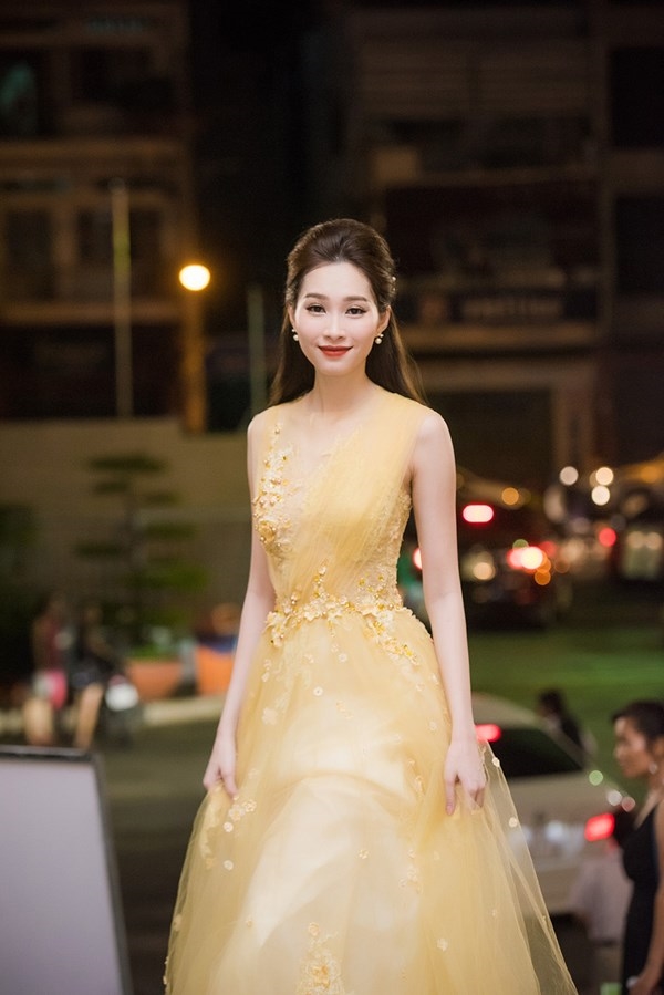 Những bộ váy xuyên thấu “gắt” nhất năm 2016 của mỹ nhân Việt