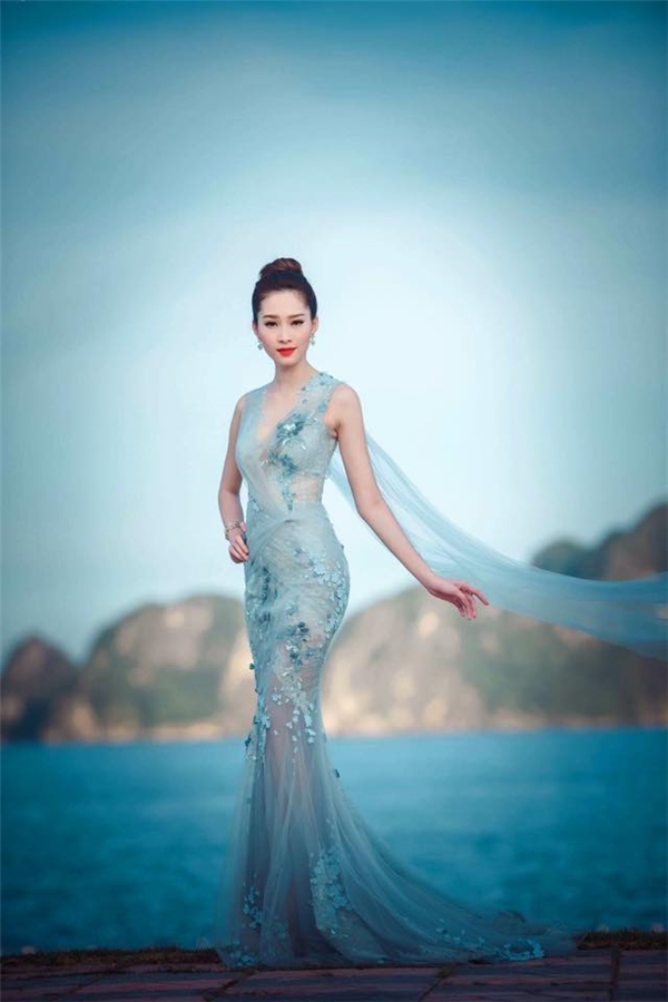 Những bộ váy xuyên thấu “gắt” nhất năm 2016 của mỹ nhân Việt