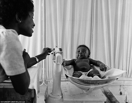 Một y tá đo cân nặng cho một đứa trẻ tại tổ chức Unicef - trung tâm sức khỏe ở Tuma, phía tây bắc Ghana. 