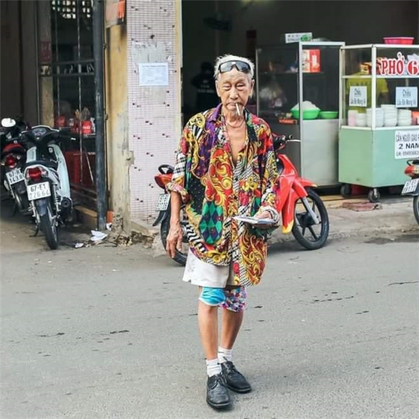 Fashionista cao tuổi này thích diện trang phục màu sắc.