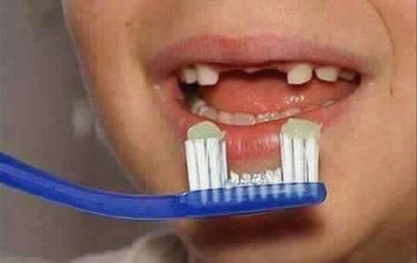 Không chỉ đảm bảo răng sạch, bàn chải này còn nâng niu cả nướu của bạn nữa.
