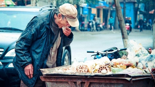 Khoảnh khắc cụ già nhặt thức ăn từ thùng rác đã gây xúc động mạnh trên mạng xã hội. Hình ảnh khiến nhiều người giật mình nhận ra giá trị của cuộc sống và là một bài học để trân trọng những gì mình đang có. 