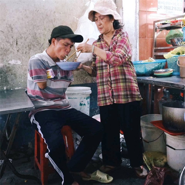 Giữa Sài Gòn bận rộn, người ta vẫn không vì thế mà vội vã với nhau. Hình ảnh cô chủ quán đút từng miếng bún cho anh bán vé số cụt tay đã được nhiều người chia sẻ.