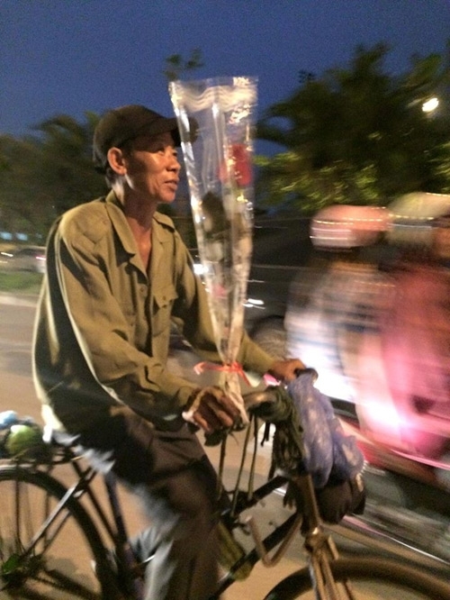 Chỉ là một người đàn ông trên chiếc xe đạp cũ với cành hoa hồng, nhưng hình ảnh được chụp lại vào dịp 20/10 này lại khiến nhiều người xúc động. Đằng sau bức ảnh là cả một câu chuyện ý nghĩa về tình cảm vợ chồng đầy ấm áp và giản dị.
