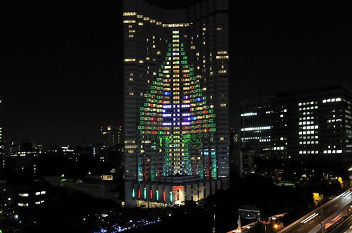 "Trồng" cây thông Giáng sinh trên tòa nhà cao ốc - một ý tưởng thú vị đấy chứ. 