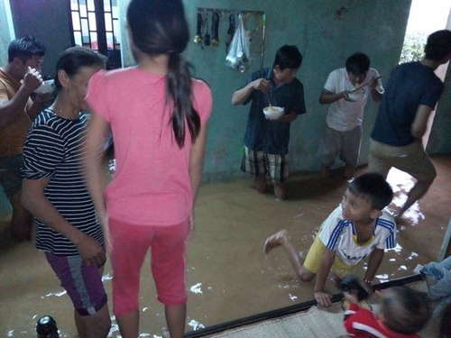 Hình ảnh được chụp ở Quảng Bình hồi tháng 11 khiến nhiều người nhói lòng. Giữa trận lũ nước, nước tràn vào là ngập cả nhà dân, cả một gia đình phải đứng ăn vội bữa trưa là một tô mì gói.