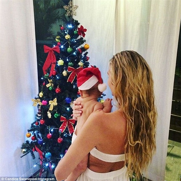 Thiên thần VS Candice Swanepoel đón Giáng sinh đầu tiên bên con trai đầu lòng.