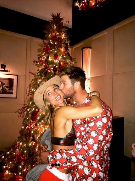 Miley - Liam có một Giáng sinh ngọt ngào bên nhau.