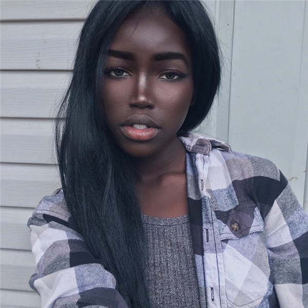 Còn cư dân mạng thì đặt cho cô nàng biệt danh Black Barbie.