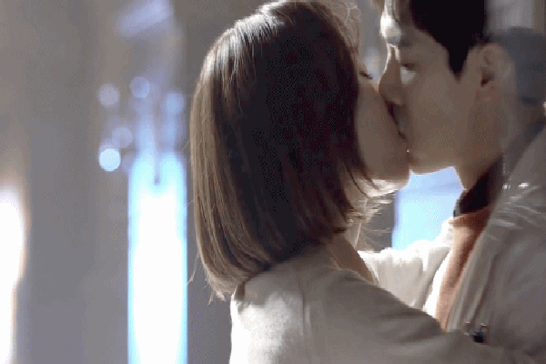 Sao Hàn sau cảnh khóa môi nồng cháy: Người đỏ mặt - Kẻ không cảm xúc