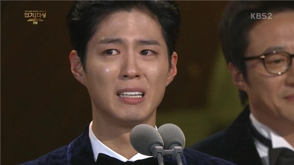 Song Joong Ki và Park Bo Gum “mít ướt” trên sân khấu nhận giải