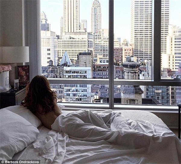 Barbora chụp ảnh trong khách sạn ở New York. Cô có 300.000 lượt follow trên trang cá nhân của mình.