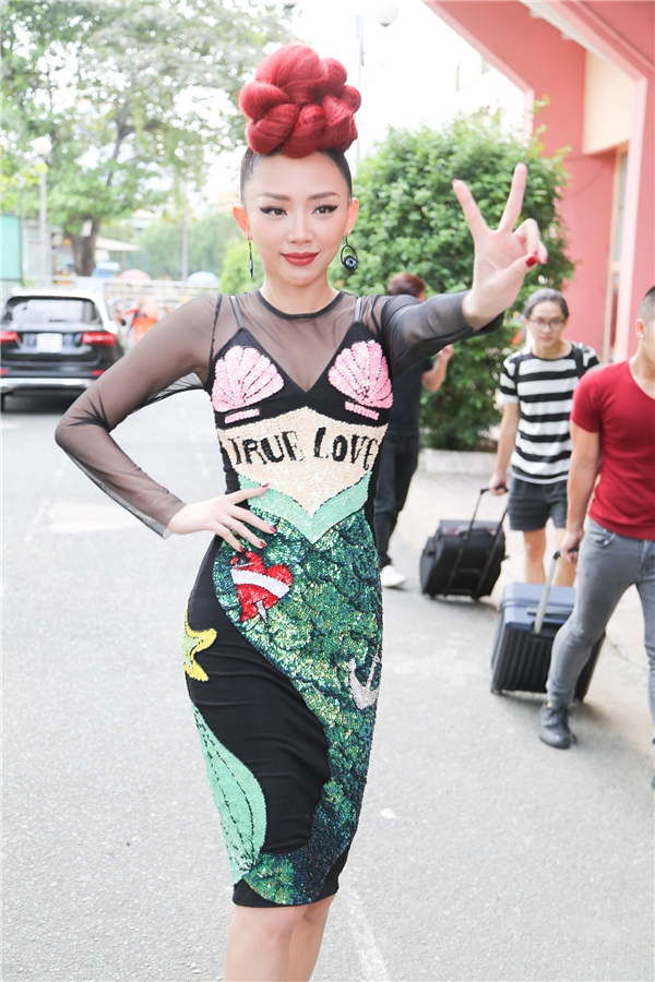 Bóc mác trang phục làm “dậy sóng” của Thu Minh, Tóc Tiên, Đông Nhi