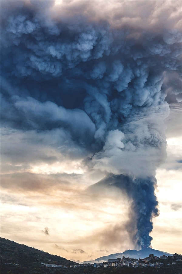 Khi núi lửa Etna ở Sicilia, Italia giật mình tỉnh giấc.