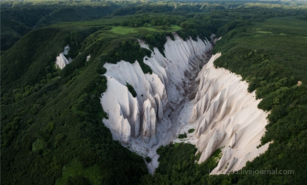 Kuthiny Baty, ngọn núi đá có hình thù kỳ lạ ở Bán đảo Kamchatka, Nga, nhìn từ xa trông giống như cái xác trơ xương của một con khủng long hoặc một con thuyền khổng lồ.
