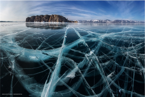 Vào mùa đông, mặt hồ Baikal nằm ở Siberia có thể đóng băng dày đến 1m, và đây là cảnh tượng khi lớp băng ấy bị nứt nẻ.