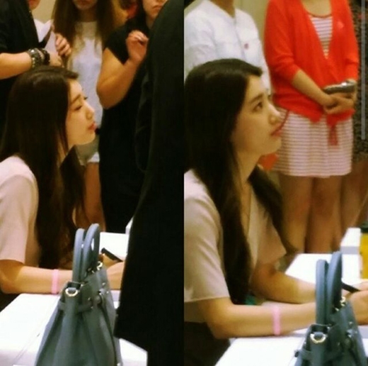 ​
Suzy xinh đẹp trong sự kiện ký tặng fan mặc dù chất lượng hình ảnh không mấy tốt.