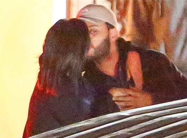 Loạt ảnh ôm ấp và hôn hít giữa Selena và The Weeknd