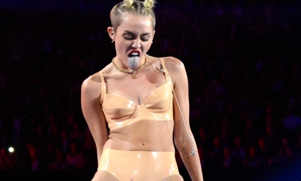 Miley thời nổi loạn cắt tóc ngắn, ăn mặc phản cảm và thường xuyên "diễn lố" trên sân khấu.