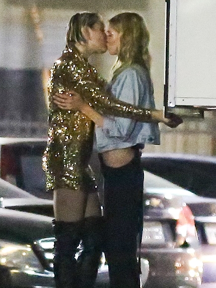 Không dừng lại ở đó, Miley còn “gây bão” vì nụ hôn đồng giới với siêu mẫu VS Stella Maxwell.