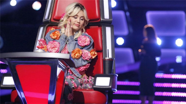 Miley mặc áo hoa lá cành “công chúa” trên ghế nóng The Voice US.