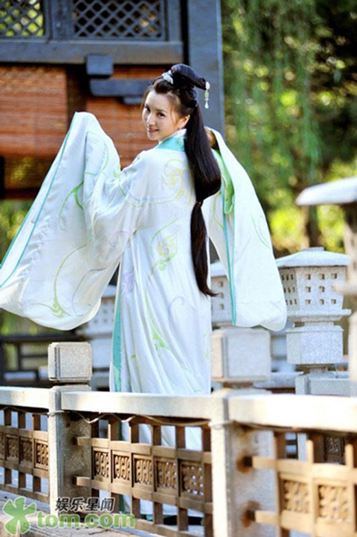 Sau vai diễn Điêu Thuyền cuốn hút của Tân Tam Quốc, nữ diễn viên bất ngờ quyết định rút lui khỏi làng giải trí Hoa ngữ, lên xe hoa cùng người yêu bí mật  là đại gia của giới tài chính vào năm 2010. 