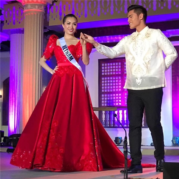Lệ Hằng diện bộ váy xòe ngọt ngào với sắc đỏ làm chủ đạo. Bộ trang phục vô cùng phù hợp với sắc vóc của người đẹp gốc Đà Nẵng. Trong đoạn clip livestream về buổi trình diễn, đại diện Việt Nam cũng được khán giả Philippines ủng hộ hết mình.