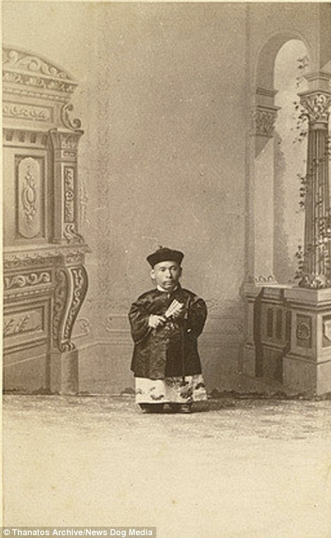 "Người lùn Trung Hoa" là biệt danh của người đàn ông tên Che-Mah với chiều cao 71,12cm.