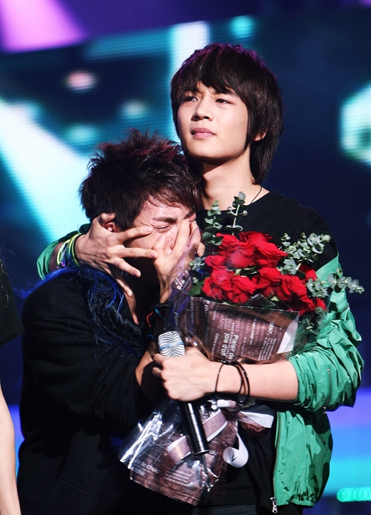 Minho ôm chặt Jonghyun khi anh chàng xúc động mạnh. Một hành động thể hiện sự quan tâm và chu đáo.