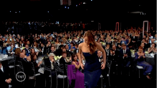 Jennifer Lawrence cũng từng bị rách váy tại lễ trao giải SAG do cái tội... đạp lên váy khi lên bục nhận giải. Dường như cô nàng chẳng bao giờ chán trò này.