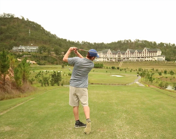 Drew đánh golf ở Đà Lạt. (Ảnh: P.Đ)