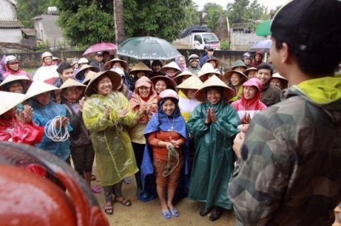 Dù Tết cận kề, MC Phan Anh vẫn hết lòng vì người dân miền Trung - Tin sao Viet - Tin tuc sao Viet - Scandal sao Viet - Tin tuc cua Sao - Tin cua Sao