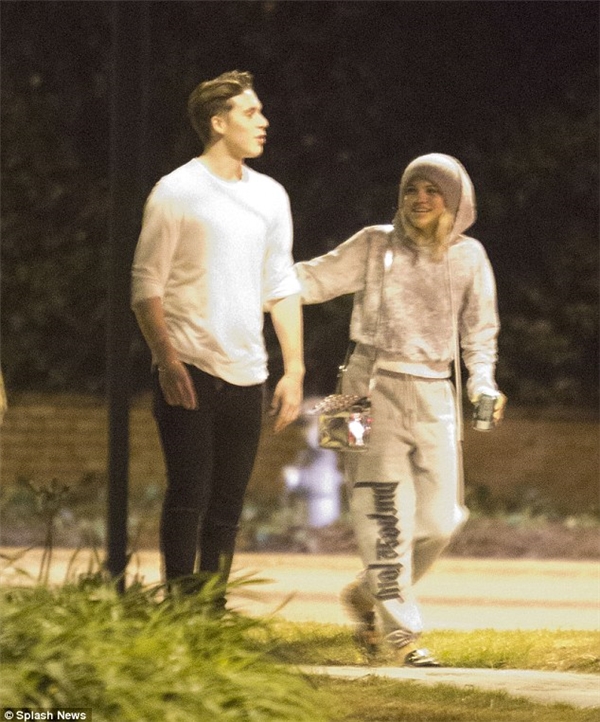 Hình ảnh đi dạo lúc nửa đêm của cặp đôi vào tháng 10/2016.