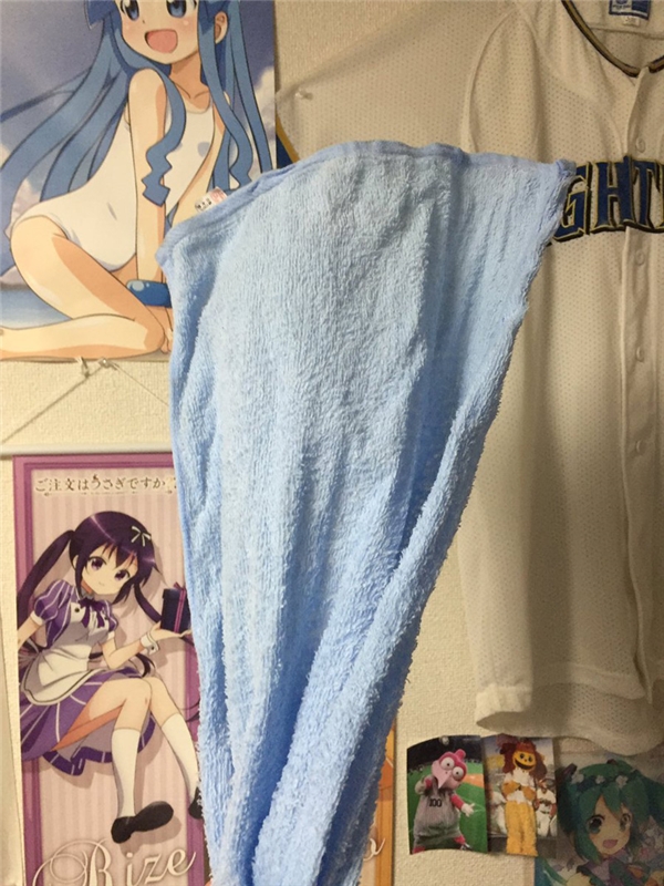 Chiếc khăn tắm sau khi bị thấm ướt nó đã trở nên cứng ngắc.